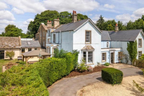 Cotswold Manor House - country house retreat with hot tub, ideal for large groups